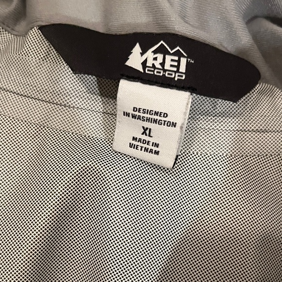 REI Two-Tone Rainier Rain Jacket in Asparagus/Frosted Meadow - Picture 4 of 10